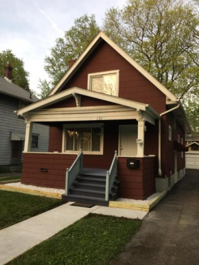 House by Niagara River, Niagara Falls